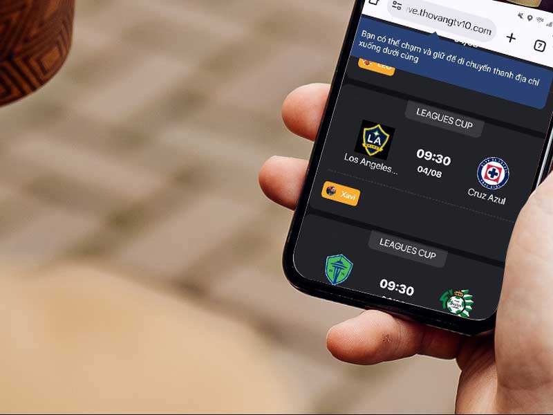 Giao diện xem bóng đá trực tuyến của Thỏ Vàng TV trên máy tính và điện thoại di động.