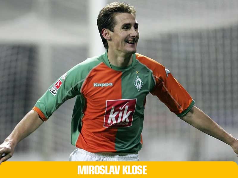Miroslav Klose trong màu áo Werder Bremen ăn mừng danh hiệu Vua phá lưới Bundesliga.