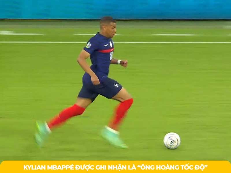 Vị vua thực sự trong cuộc đua cầu thủ chạy nhanh nhất thế giới. Tốc độ bùng nổ của anh là vũ khí hủy diệt mọi hàng phòng ngự.