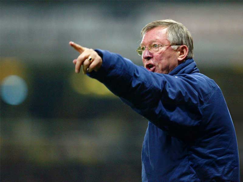  Hình ảnh Sir Alex Ferguson đầy quyền uy trên băng ghế chỉ đạo, tượng trưng cho một thời kỳ hoàng kim của Manchester United