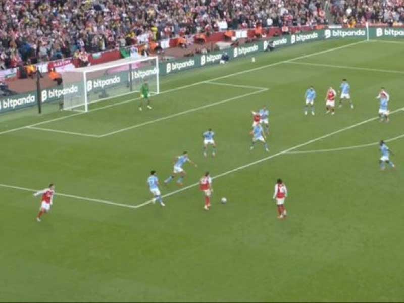 Đoàn quân của Pep Guardiola chấp nhận lùi sâu sau thời gian kiểm soát thế trận trên sân.