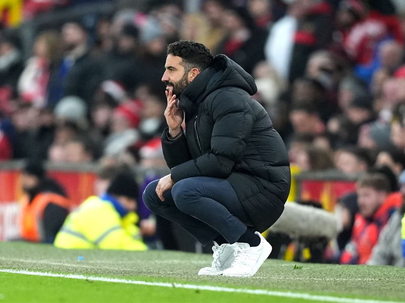 Vẫn bám sát đường Pitch chỉ đạo các học trò nhưng họ chuyển ngang sân còn nhiều hơn số lần Amorim chỉ đạo,