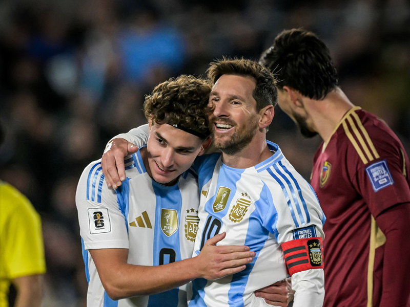 Cận cảnh Lionel Messi ăn mừng bàn thắng vào lưới Venezuela, nụ cười rạng rỡ trên môi.