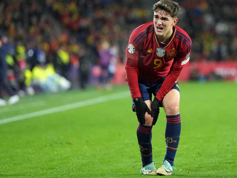 Gavi ôm đầu gối đau đớn, một hình ảnh biểu tượng cho sự khắc nghiệt của bóng đá hiện đại với các cầu thủ trẻ.