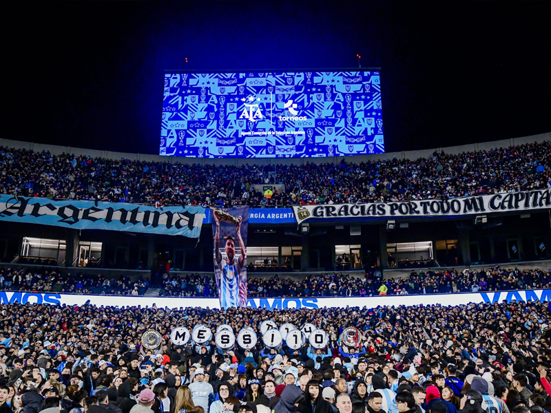 Sân vận động Estadio Monumental rực sáng trong đêm diễn ra trận đấu chia tay của Lionel Messi.