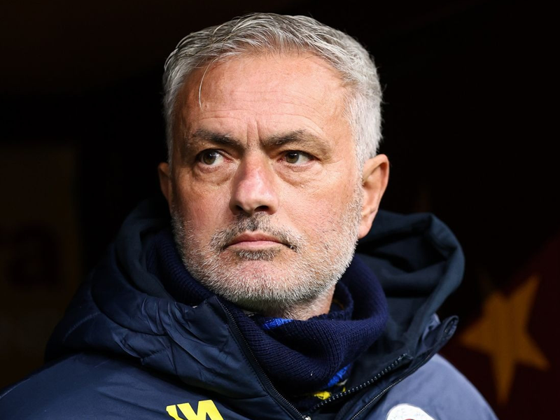 José Mourinho cũng bị Fenerbahçe xa thải ít ngày trước đó.