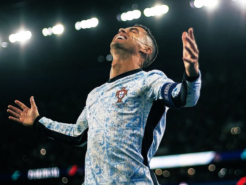 Cristiano Ronaldo nhìn về tương lai trong màu áo Bồ Đào Nha, hứa hẹn tiếp tục cống hiến và chinh phục những đỉnh cao mới trong sự nghiệp.