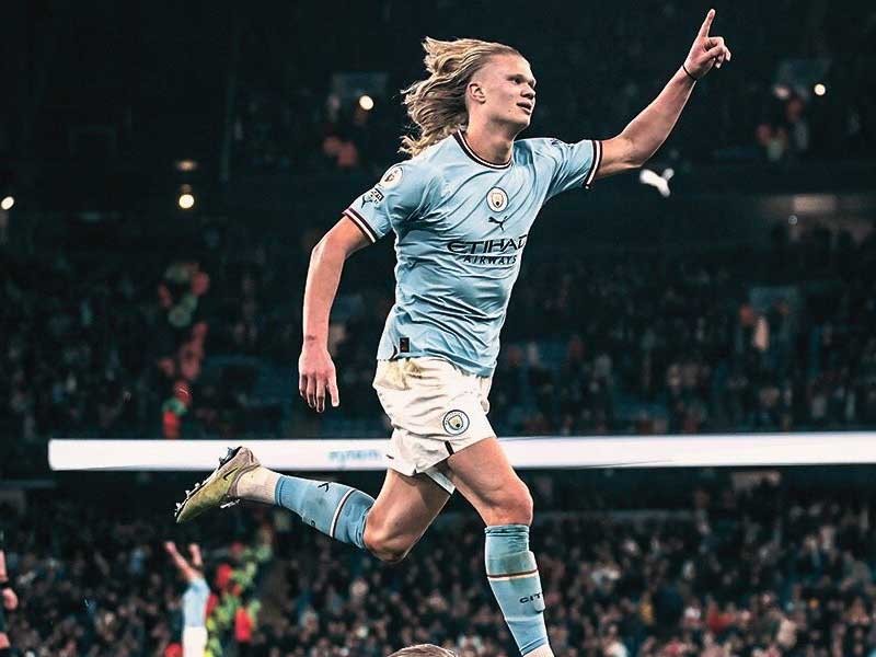 Erling Haaland ăn mừng bàn thắng với phong cách thiền đặc trưng trong màu áo Manchester City.