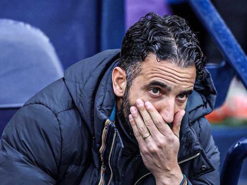 Hình ảnh Rúben Amorim đang cực kì căng thẳng ở đường Pitch khi các học trò liên tục mắc những lỗi sai ngớ ngẩn.